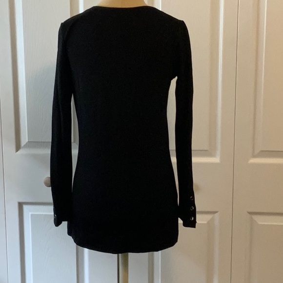 Lynn Ritchie Silver- Black L/S Knit Top- V Cut Out Neck With Silver Grommets-XS - Picture 4 of 10